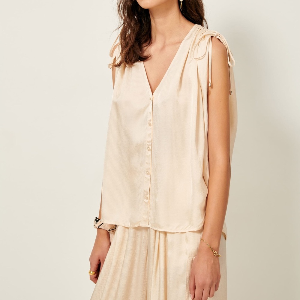 Sessun Manolita Satin Seersucker V-Neck Blouse in Shell - XS